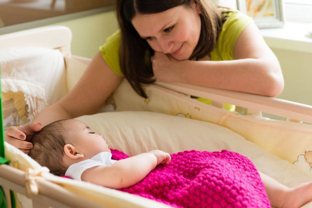 Как отучить грудного ребенка засыпать у мамы на руках?