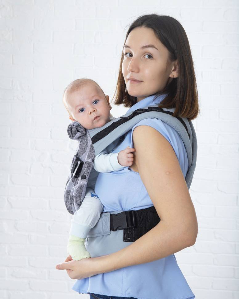 Первые дни с новорожденным: как носить ребенка в слинге и зачем лежать с ним рядом