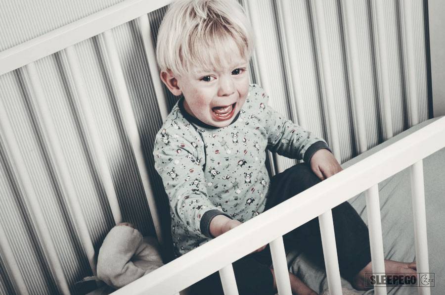 Почему малыш просыпается ночью: 10 основных причин