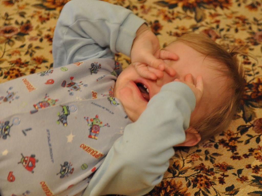 Ребенок 6 месяцев плачет во сне не просыпаясь