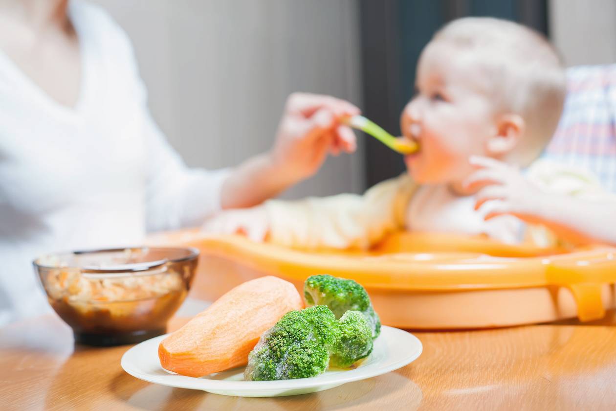 Ребенку 9 месяцев, на гв. категорически отказывается есть прикорм. что делать?