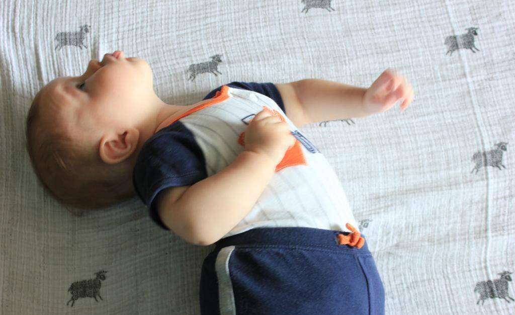 Ребенок выгибается дугой и плачет лежа на спине: причины, что делать?