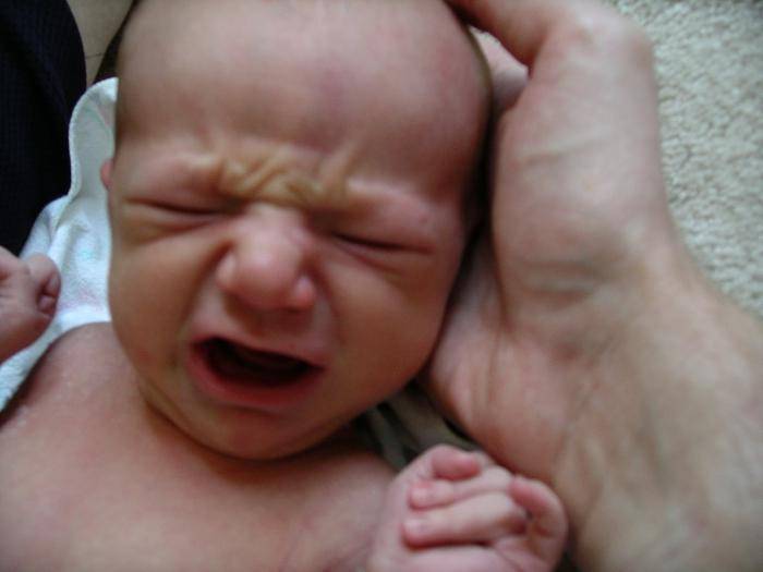Почему трясется подбородок, нижняя губа, голова, руки у новорожденного? что делать, если трясется подбородок у грудничка: советы врачей, отзывы мам