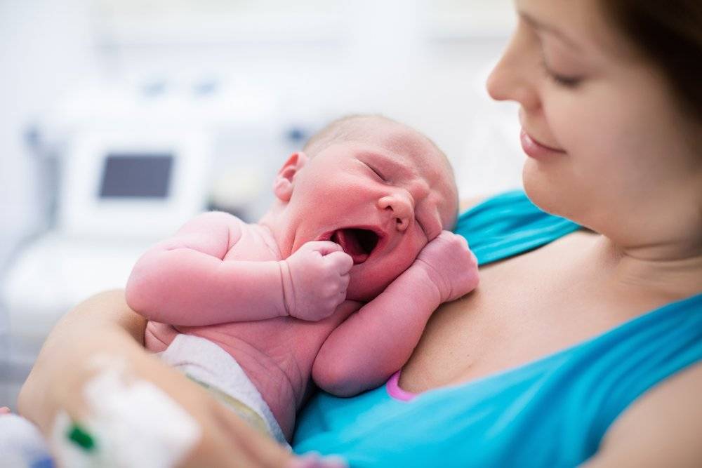 Когда новорожденный начинает видеть и слышать: этапы развития слуха и зрения после рождения ребенка