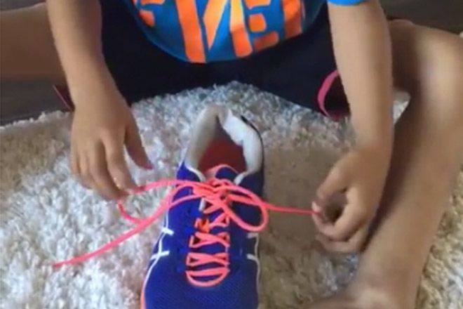 Как научить ребенка завязывать шнурки быстро и просто