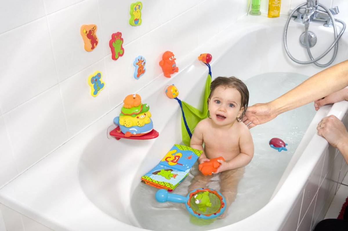 Игра ребенок в ванне. Игрушка для ванны. Игрушки в ванную для детей. Малыш в ванной. Игрушки для ванны для детей 1 год.