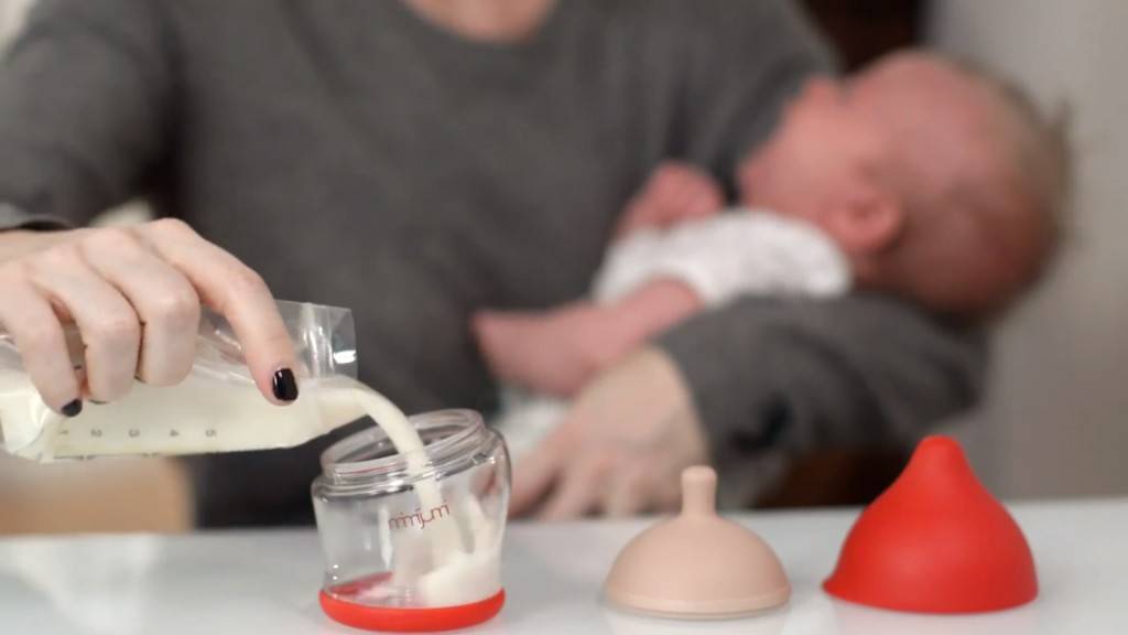Как правильно кормить малыша сцеженным грудным молоком. особенности кормления сцеженным молоком при помощи бутылочки