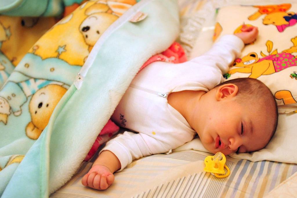 Почему месячный ребенок не спит целый день