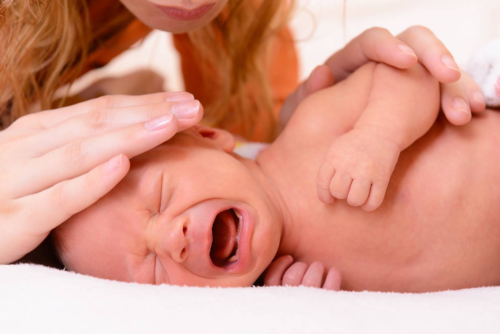 Ребёнок плачет во время массажа: вероятные причины и способы переключения внимания крохи