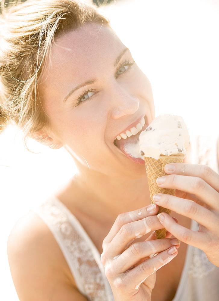 Можно ли молодой маме включать в рацион мороженое при грудном вскармливании: мнения специалистов