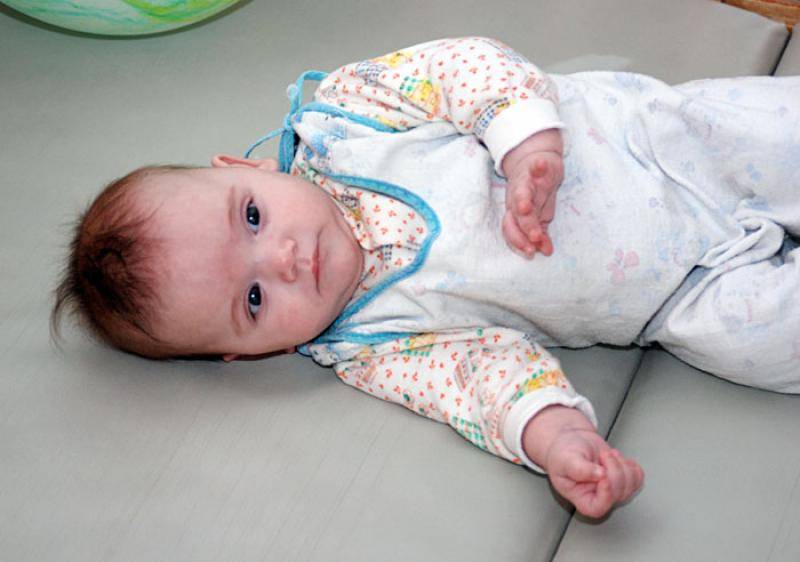 Ребенок 6 месяцев упал с кровати или дивана на пол: что делать?