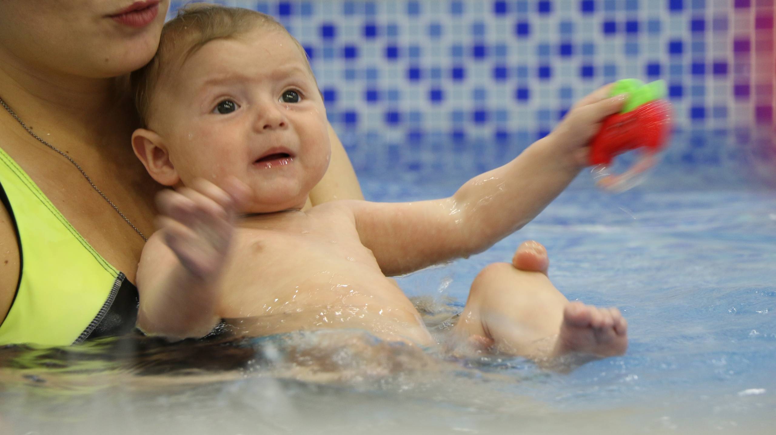 Плавание для детей (с рождения до 6 месяцев) | детский медицинский центр "чудодети"