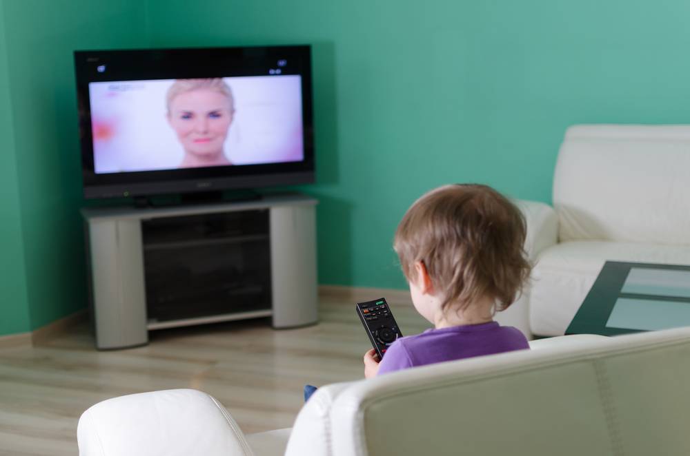 Грудничок смотрит телевизор: разрешить или запретить
