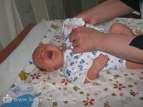Не заморозить и не перегреть: как одевать новорожденного ребенка дома