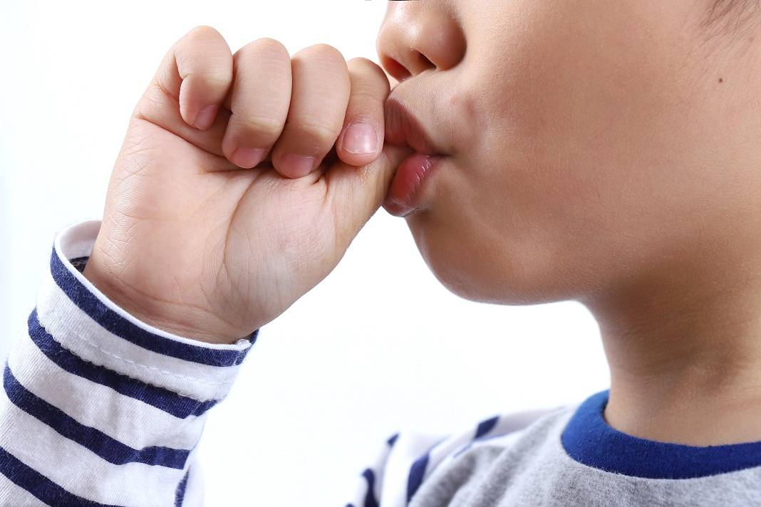 Как отучить маленьких детей сосать пальцы?