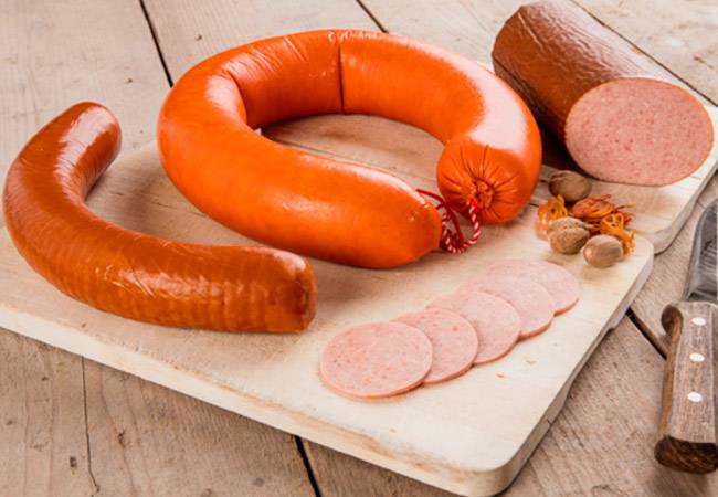 Можно ли кормящей маме есть колбасу и сосиски: мясные изделия при грудном вскармливании