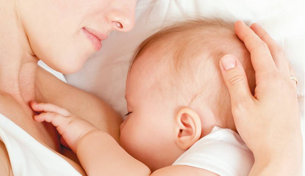 Почему ребенок может плакать при кормлении грудным молоком, и как это исправить?