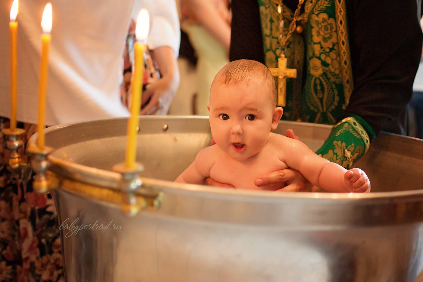 После крещения младенца. Крещение ребенка. Обряд крещения. Детское крещение. Фотосессия крещения ребенка.