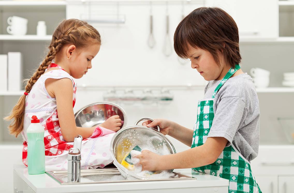 Как научить детей помогать родителям по дому