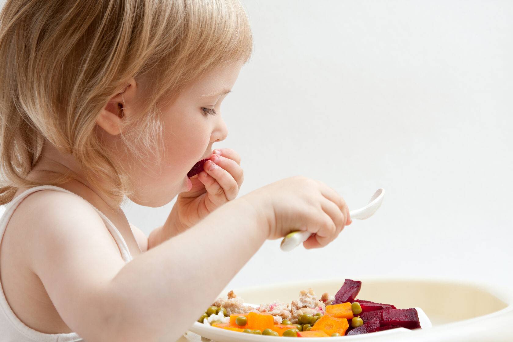 Диета при запорах у детей: чем кормить и что давать ребенку | меню, рацион и режим питания при запоре у ребенка | микролакс®