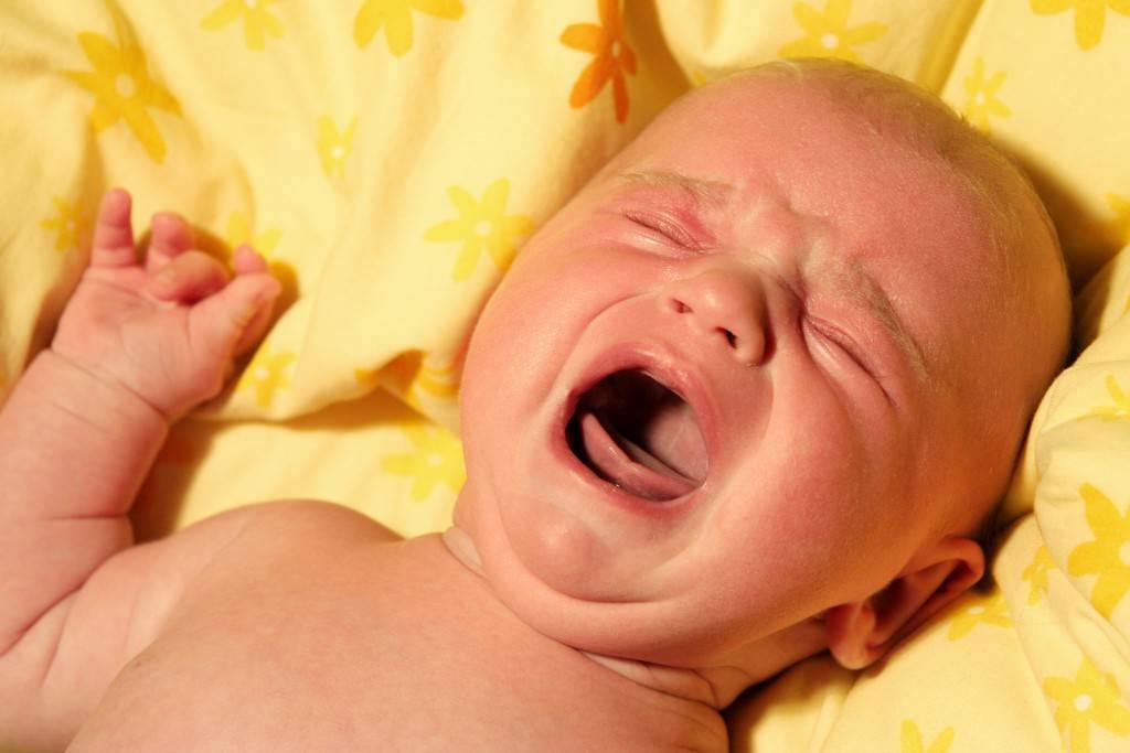 Почему у новорожденного ребенка иногда трясется подбородок?