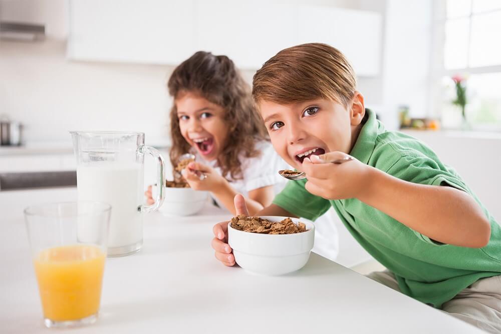 Ребенок 1,4 месяца перестал есть утром (завтрак). что делать? как кормить?