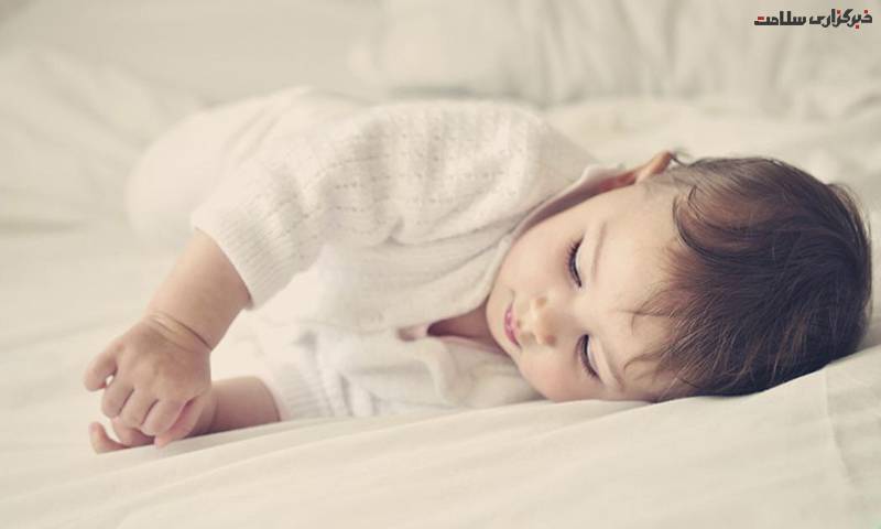 Почему новорожденный вздрагивает во сне: норма или патология