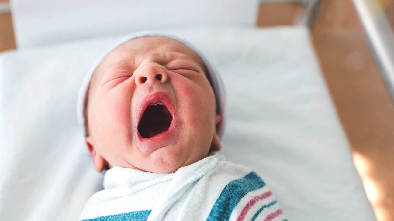 Новорожденный ребенок чихает часто что делать