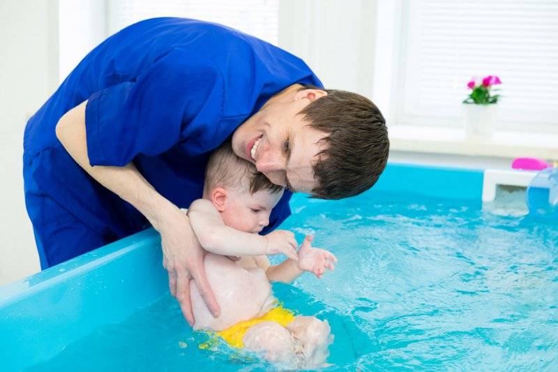 Какая польза и вред купания грудничков в бассейне, какие есть упражнения и обустроить домашний водоем?
