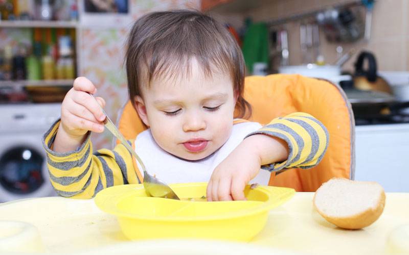 Как научить ребёнка кушать ложкой самостоятельно? правила подготовки и 6 полезных рекомендаций