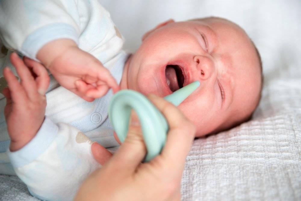 Почему грудничок хрюкает носом, но соплей нет: причины у новорожденных, что делать родителям