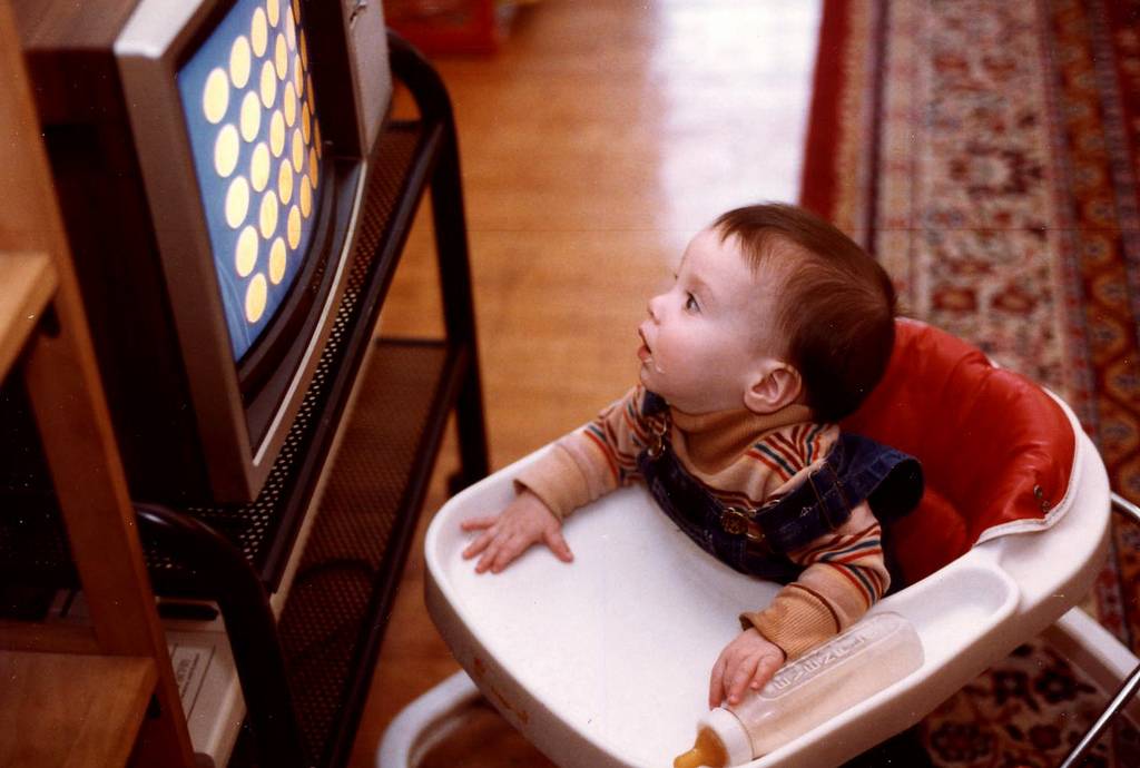 Можно ли младенцам смотреть телевизор. можно ли грудничку смотреть телевизор? мнение специалистов: влияние телевизора на ребенка