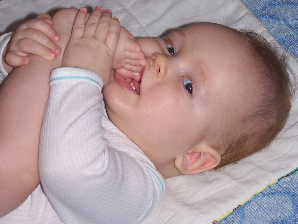Почему ребенок сосет кулак и как его отучить