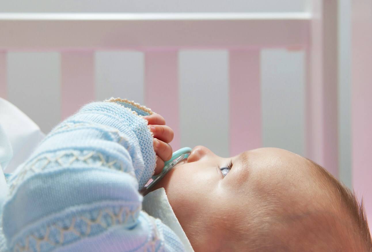 Что делать, если новорожденный ребенок не спит ночью?