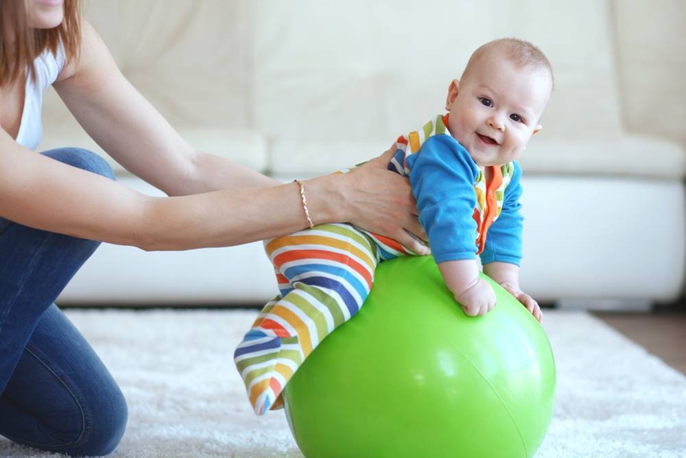 Занятия на фитболе для новорожденных до 2, 4 и 6 месяцев: 8 важных советов и 5 упражнений