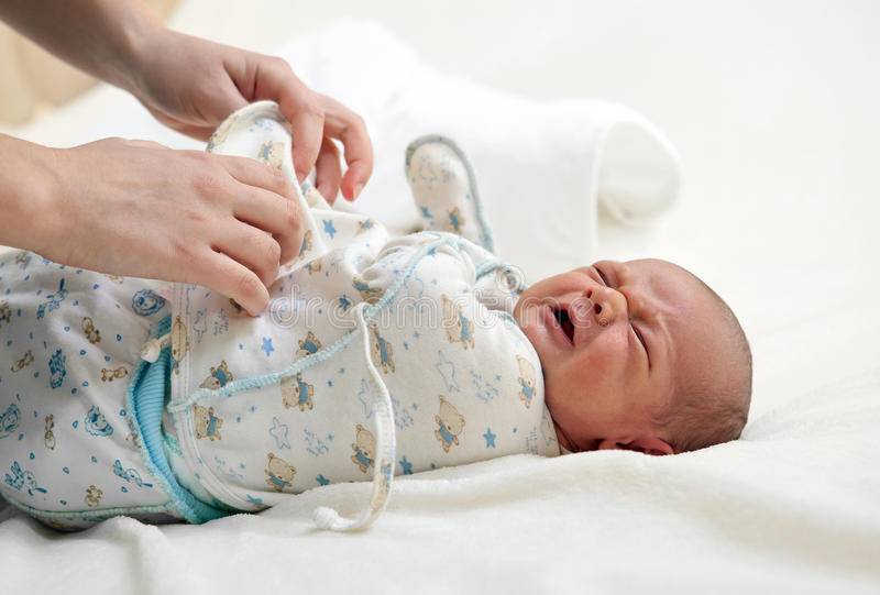 Первая прогулка с новорожденным: как подготовиться и когда выходить