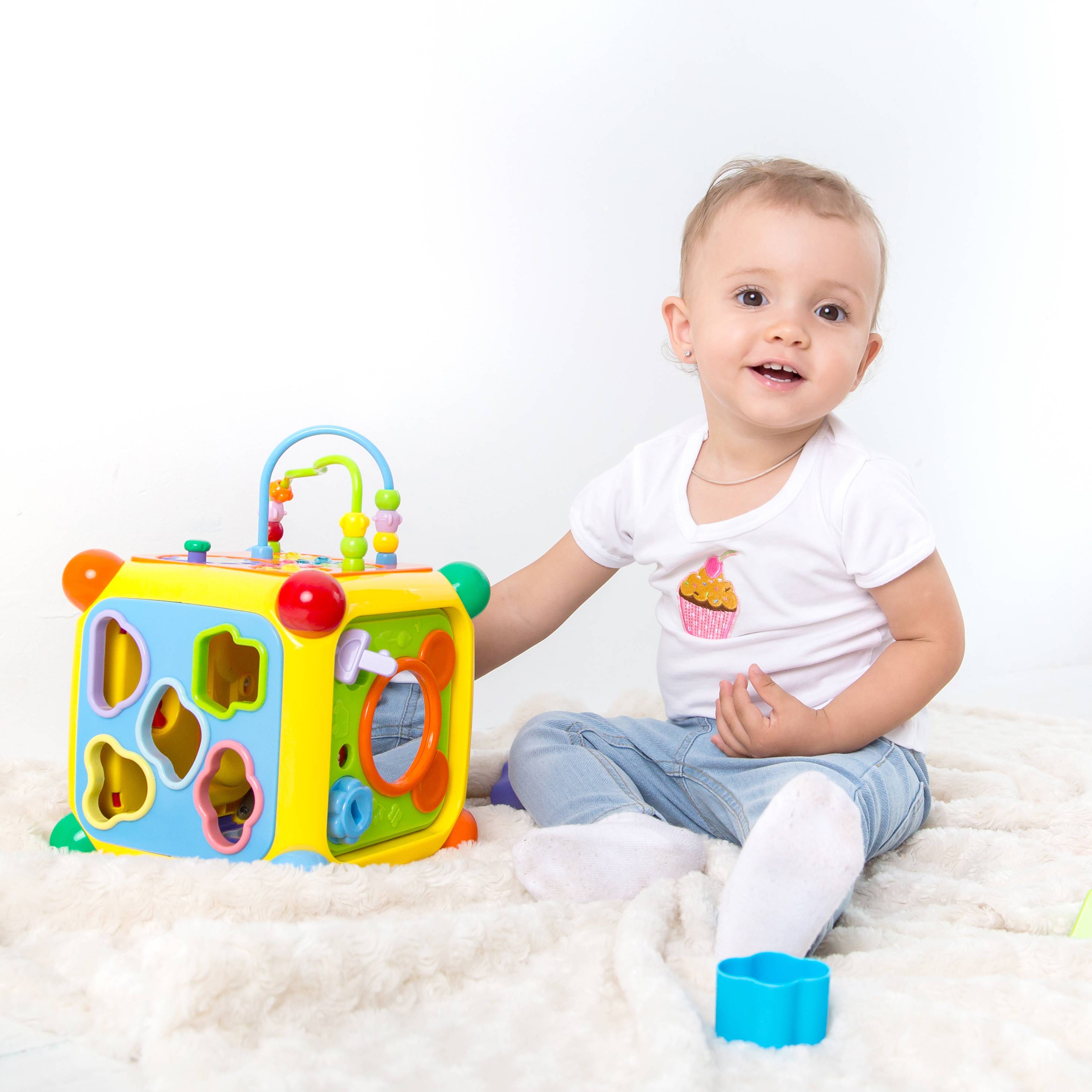 Какие игрушки нужны ребенку до 1 года: список полезных развивающих товаров с рождения и от 6 месяцев