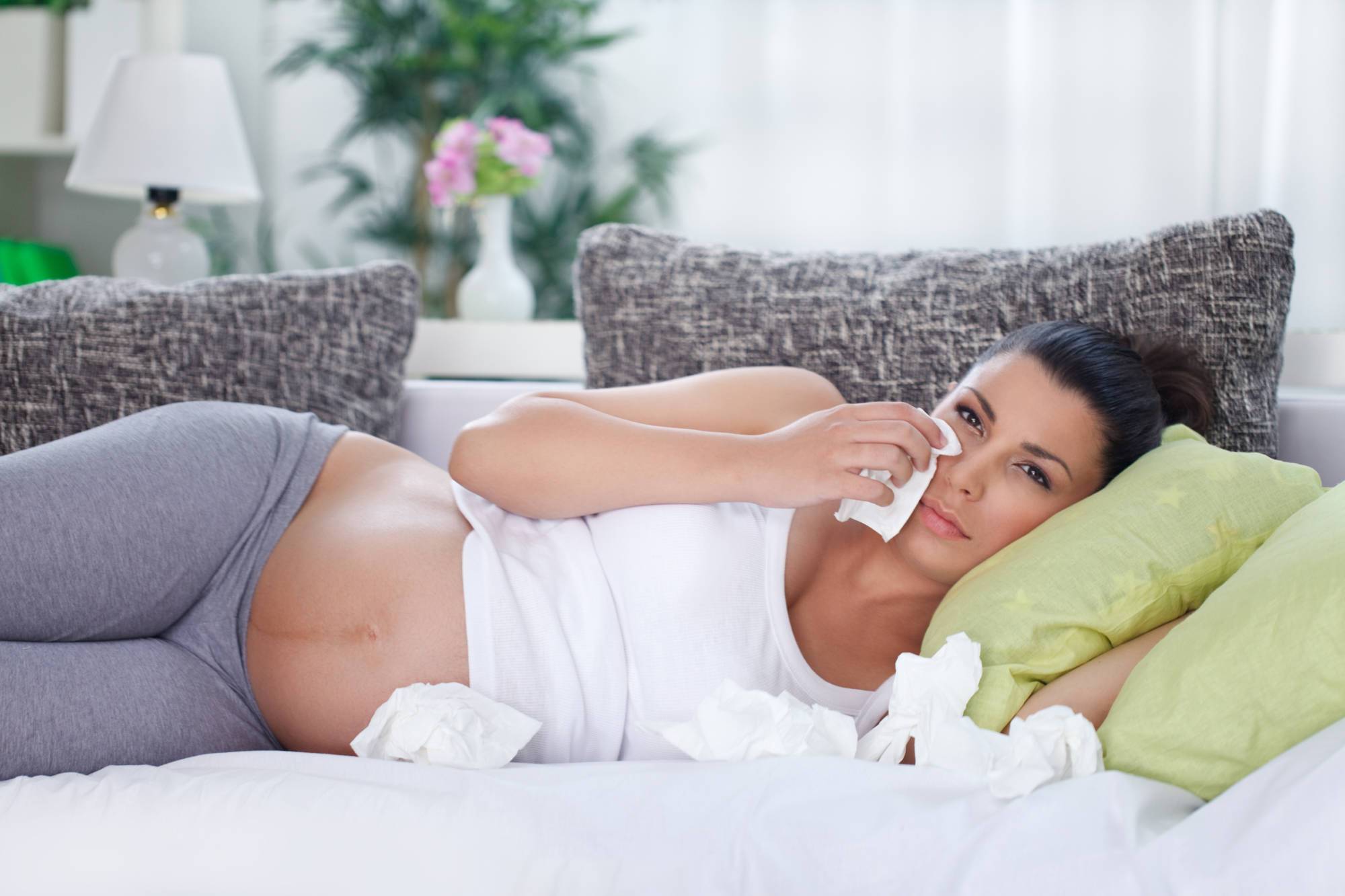 Капли в нос для беременных – разрешенные и запрещенные средства