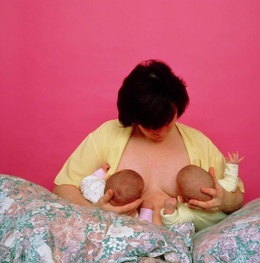 Как кормить двойню одновременно: фото и видео, позы для кормления грудью