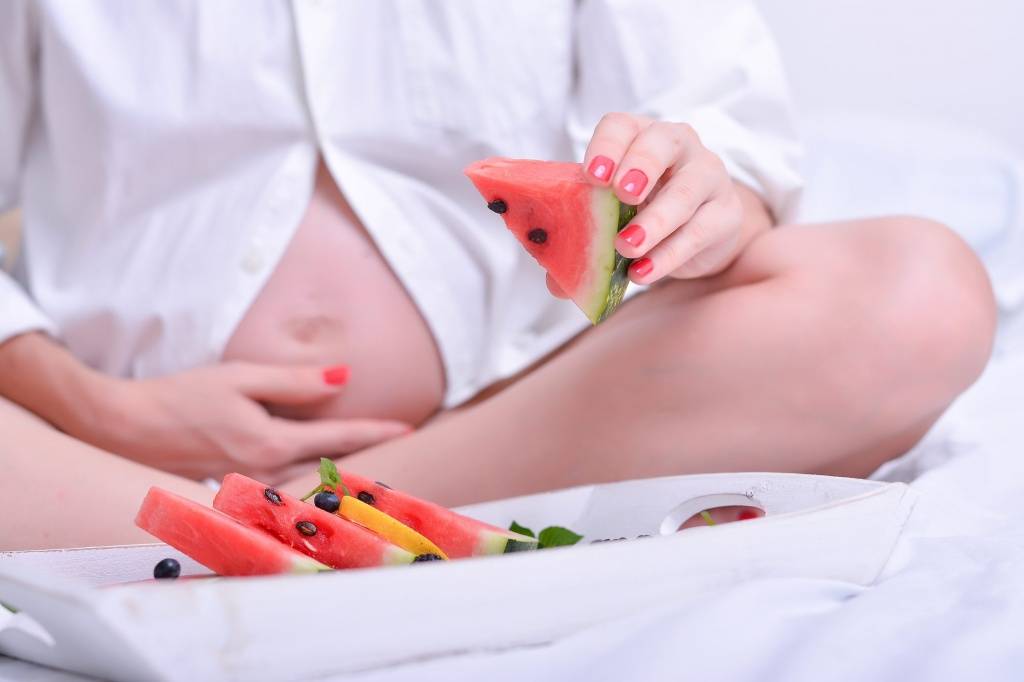 Арбуз при беременности: польза и вред на разных сроках