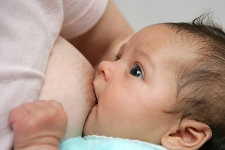 Ребенок щиплет грудь во время кормления грудью: что делать маме?