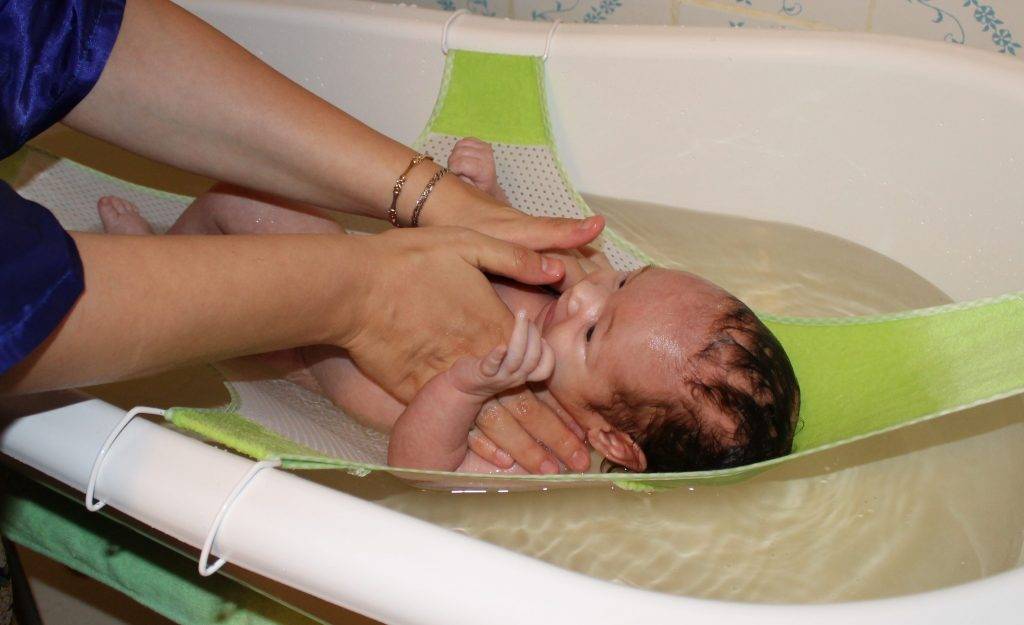 Уход за новорожденным мальчиком ???? в первый месяц жизни: как правильно купать, видео