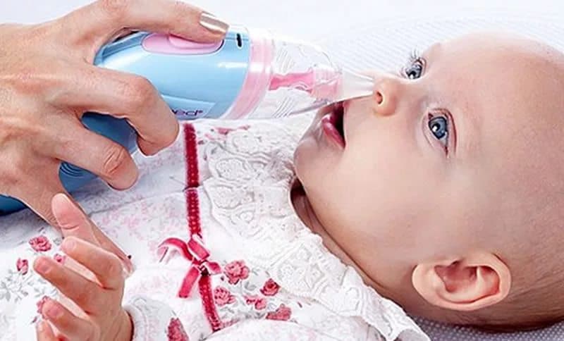 Как почистить нос новорожденному ребенку от сухих козявок и соплей аспиратором, ватным жгутиком, грушей в домашних условиях - статья с видео