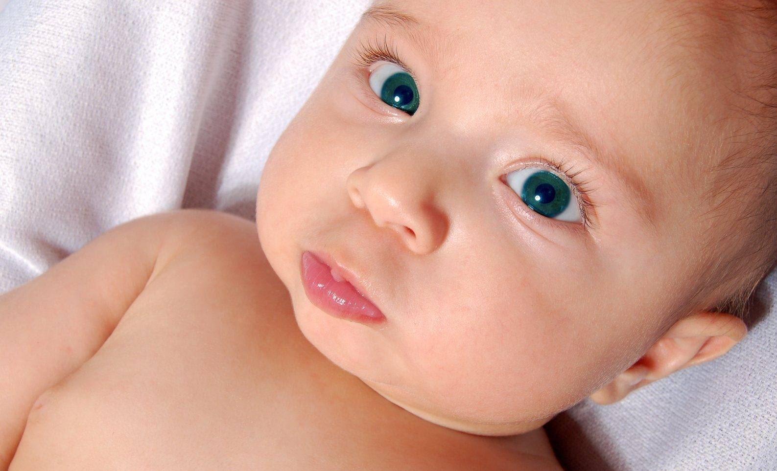 Новорожденный ребенок глазки. Глаза младенца. Глаза новорожденного ребенка. Цвет глаз новорожденного ребенка. Младенцы с зелеными глазами.