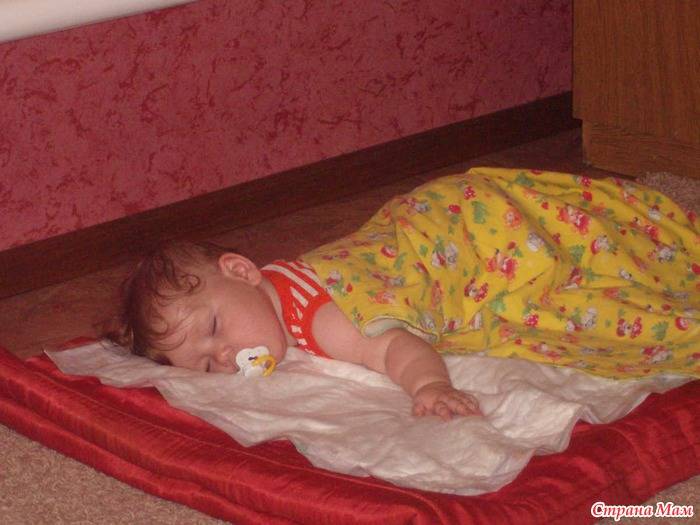 Ребенок упал с кровати. что делать? | nutrilak
