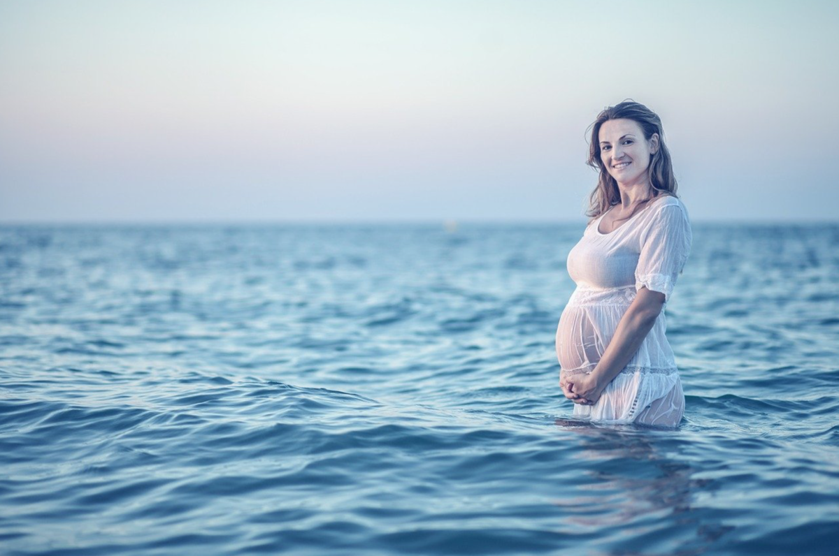 На каком сроке можно на море при беременности. можно ли купаться в море во время беременности на ранних и поздних сроках