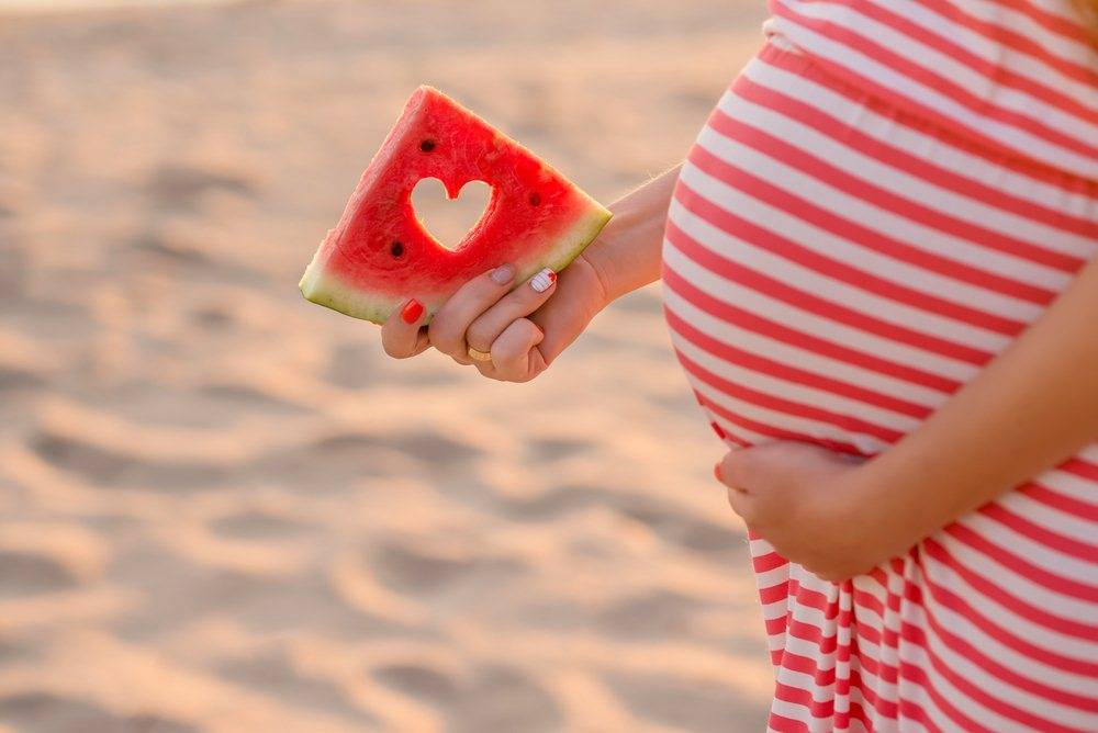 Арбуз при беременности: можно ли есть на ранних и поздних сроках, польза и вред, при отеках, последствия для ребенка, отзывы