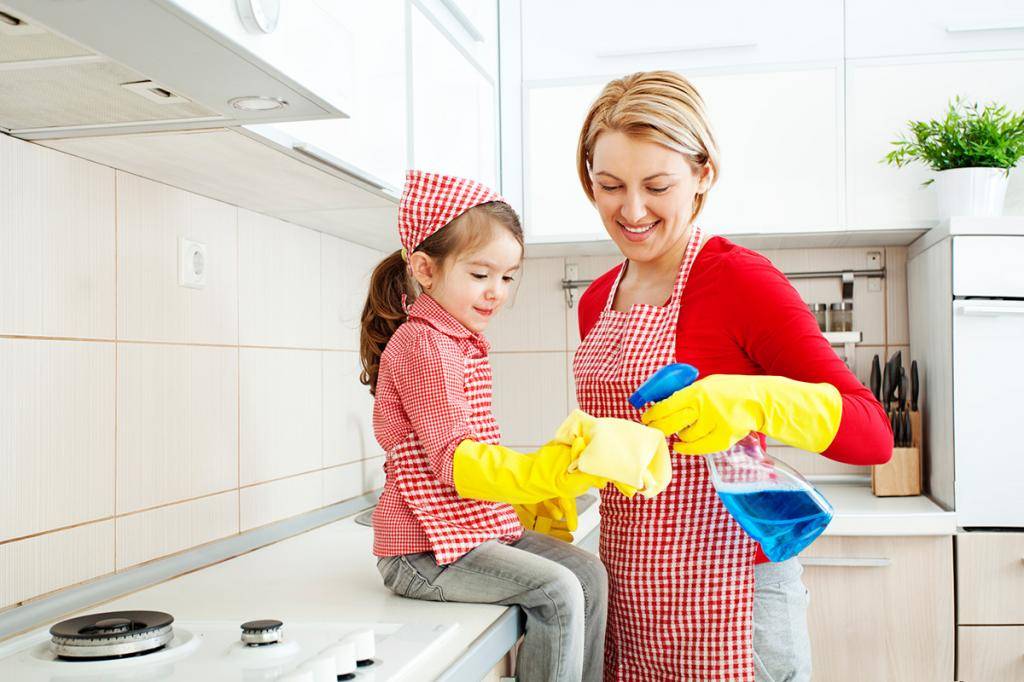 Мамины помощники: как приучить ребенка помогать по дому