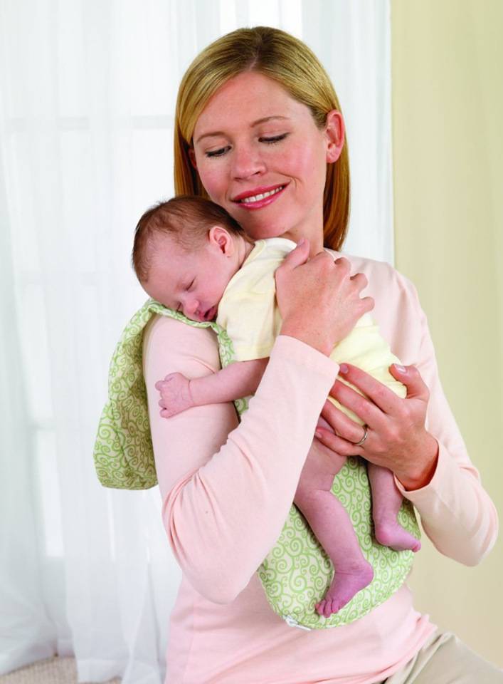 Как правильно взять на руки новорожденного ребенка из кроватки: выбор позы