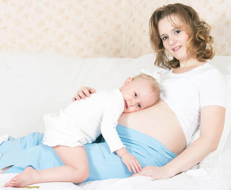 Можно ли кормить грудью ребенка при беременности: советы врача